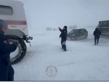 Сотрудники МЧС пришли на помощь беременной женщине