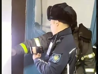 Полицейские и пожарные спасли жильцов из горящего дома в Семее