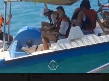 На Алаколе сломался катамаран с людьми: спасатели пришли на помощь