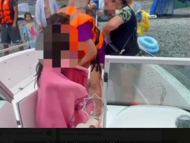 14 человек, в том числе 8 детей, спасены на озере Алаколь