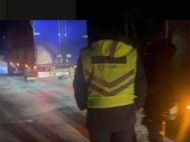Полицейские области Абай оказали помощь водителю на трассе