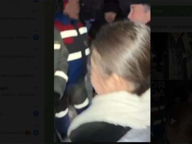 13 часов без света: жители Усть-Каменогорска перекрыли дорогу