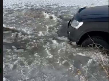 Полицейские оказали помощь водителю, чей автомобиль провалился под лед