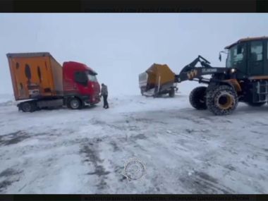 Спасатели МЧС пришли на помощь застрявшим в снегу дальнобойщикам