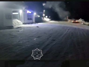 Машины на закрытой из-за лавины трассе ВКО пропускают под присмотром медиков и силовиков