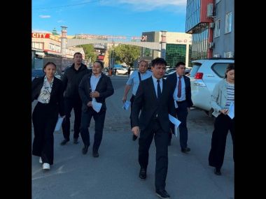 В Семее сотрудники налоговой службы проводят разъяснительную работу с предпринимателями