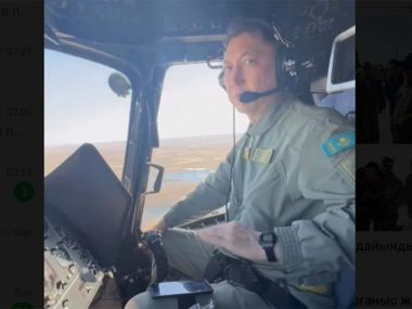 Военные лётчики проводят подрывные работы для защиты от паводков в области Абай