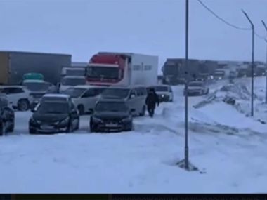 600 автомобилей: полицейские области Абай обеспечили безопасный проезд колонны
