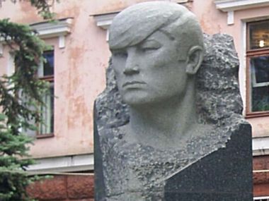 В Семее возложили цветы к памятнику Кайрата Рыскулбекова