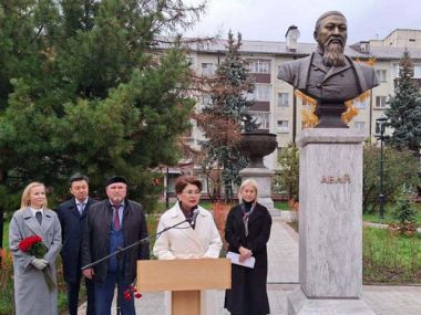 Бюст Абаю Кунанбаеву открыли в Татарстане