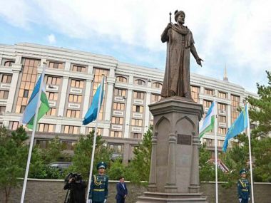 Памятник Алишеру Навои открыли в Астане