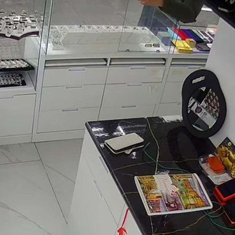 Украшения с бриллиантами на 2,7 млн тенге похитили из салона в ВКО