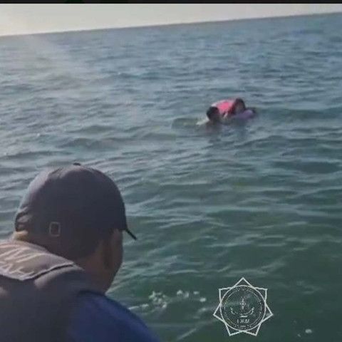 Спасатели МЧС спасли тонувшего мужчину на озере Алаколь