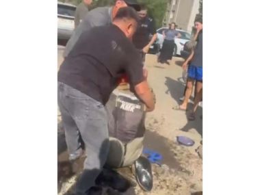 Не раздумывая спустился в люк: В ВКО полицейский спас двух рабочих