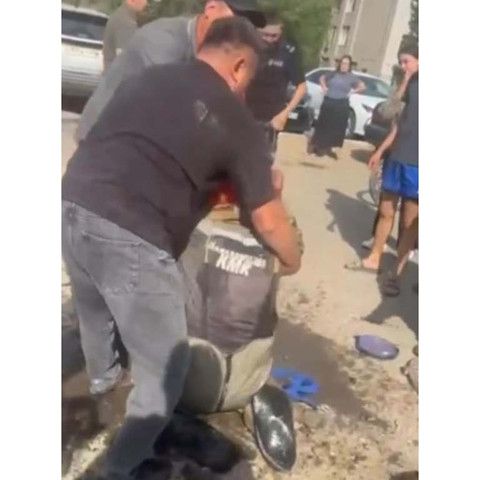 Не раздумывая спустился в люк: В ВКО полицейский спас двух рабочих