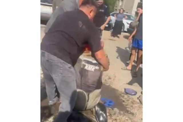 Не раздумывая спустился в люк: В ВКО полицейский спас двух рабочих
