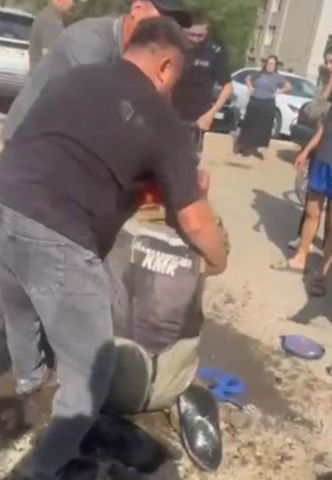 Не раздумывая спустился в люк: В ВКО полицейский спас двух рабочих