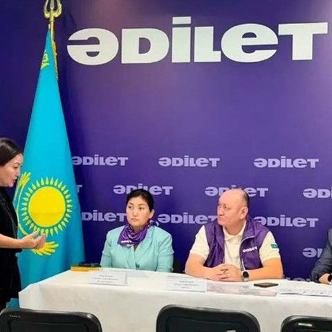Арест сняли прямо на приеме: партия &laquo;Әділет&raquo; помогла жительнице области Абай