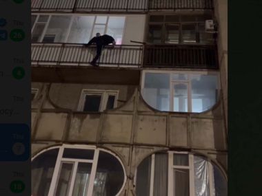 По карнизу — к спасению: полицейские помогли малышу, заблокированному в квартире