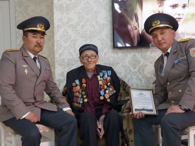 80 лет Победы: в Абайском гарнизоне поздравили ветеранов
