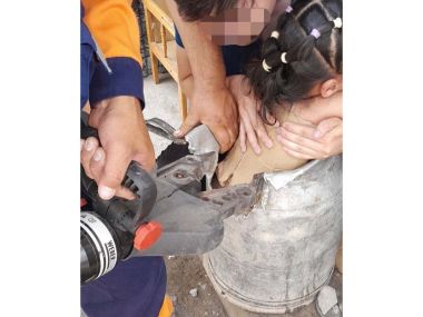 Пятилетняя девочка застряла во фляге