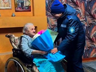 101-летней жительнице области Абай обновили документ сотрудники миграционной службы