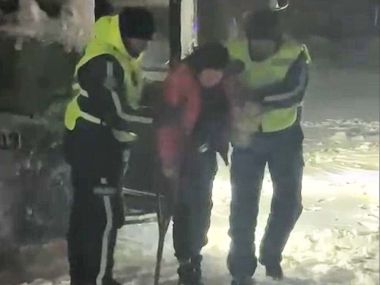 Полицейские области Абай сопроводили автобус с пассажирами в пункт обогрева