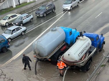 В Семее откачивают дождевую воду
