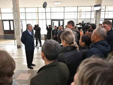 Президент встретился с эвакуированными жителями СКО