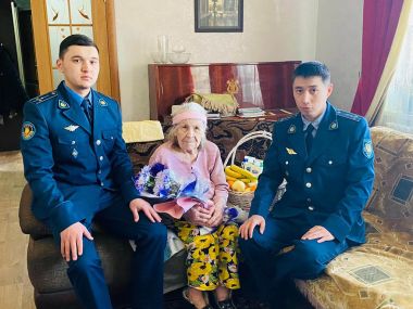 Сотрудники колонии средней безопасности  поздравили ветеранов  в области Абай