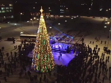 В Семее зажглись огни на главной новогодней елке