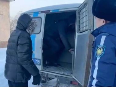 Полицейские области Абай спасают в морозы бездомных