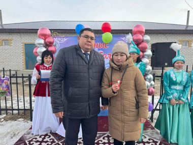 В Абайском районе жителям вручили ключи от новых квартир
