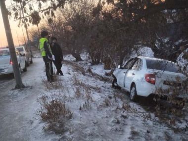 Автомобиль съехал в кювет в Семее