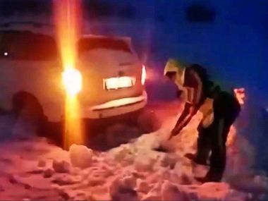 Полиция оказывает помощь водителям на трассах в непогоду в области Абай