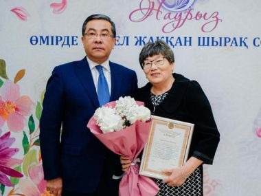 Аким области Абай поздравил женщин с 8 марта