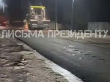 «Новой технологией» объяснили укладку асфальта на заснеженной дороге