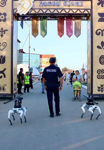 Роботизированные собаки впервые заступили на службу в ВКО
