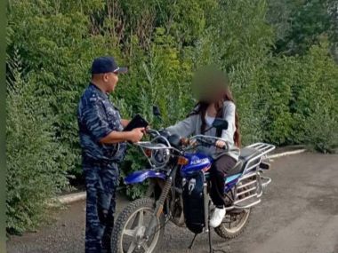 Подростка на мотоцикле без номеров выявили полицейские области Абай