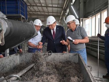 Аким области побывал на заводе по переработке шин