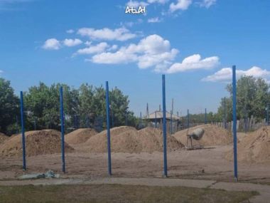 В селе Канонерка проводится строительство мини-футбольного поля