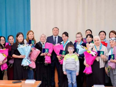 Вручены подвески «Алтын алқа» и «Күміс алқа»