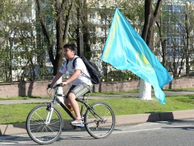 Казахстанцам разрешат вешать Государственный флаг на балконах и в помещениях