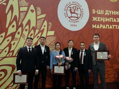 Глава государства наградил участников V Всемирных игр кочевников