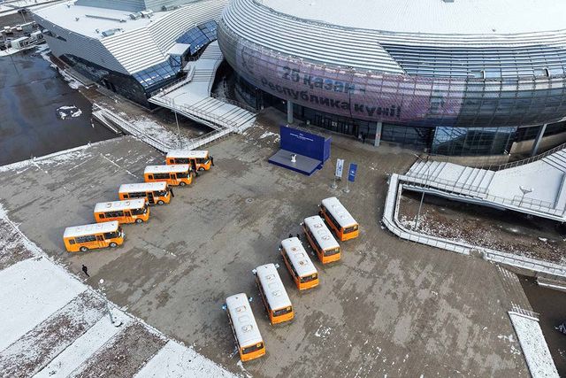 Школам области Абай передали 10 новых автобусов