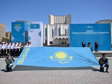 В Семее состоялась церемония поднятия Государственного флага в честь Дня государственных символов