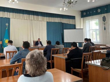 Аким города встретился с руководителями бизнес-объектов по улице Мәңгілік ел