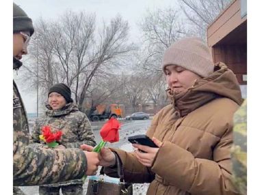 Жас ұлановцы  подарили представительницам прекрасного пола цветы, сделанные своими руками