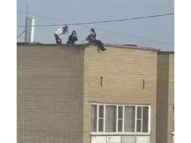 Полиция установила трех школьниц, забравшихся на многоэтажку ради фото