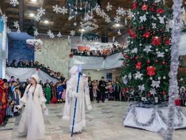 200 детей посетили новогоднюю елку акима города Семей